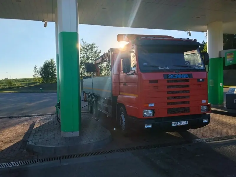 Аренда манипулятора Scania — вид спереди, грузовик с краном КМУ